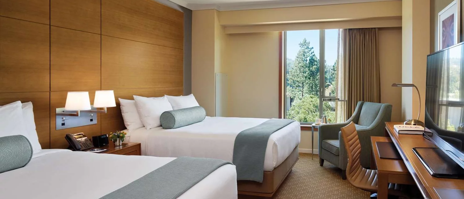 Luskin hotel room 2 queen beds